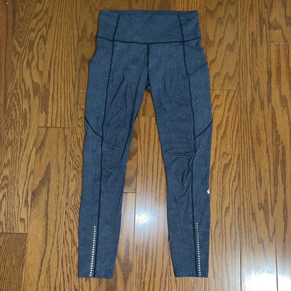 RARE Lululemon Dots Snakeskin Thin Leggings Tights Size 4 Reflective 7/8 Length